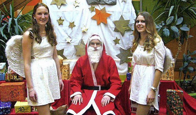 Der Nikolaus mit Engeln war ein belieb...entsbasar  des Breisacher Gymnasiums.   | Foto: Privat