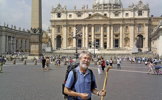 Angekommen: Alexander Rich vor dem Petersdom in Rom  | Foto: Privat