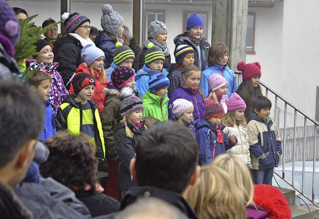 Mit Gesang und Gedicht erfreuten die S...Angenbachtalschule die Marktbesucher.   | Foto: Karlheinz Rmmele