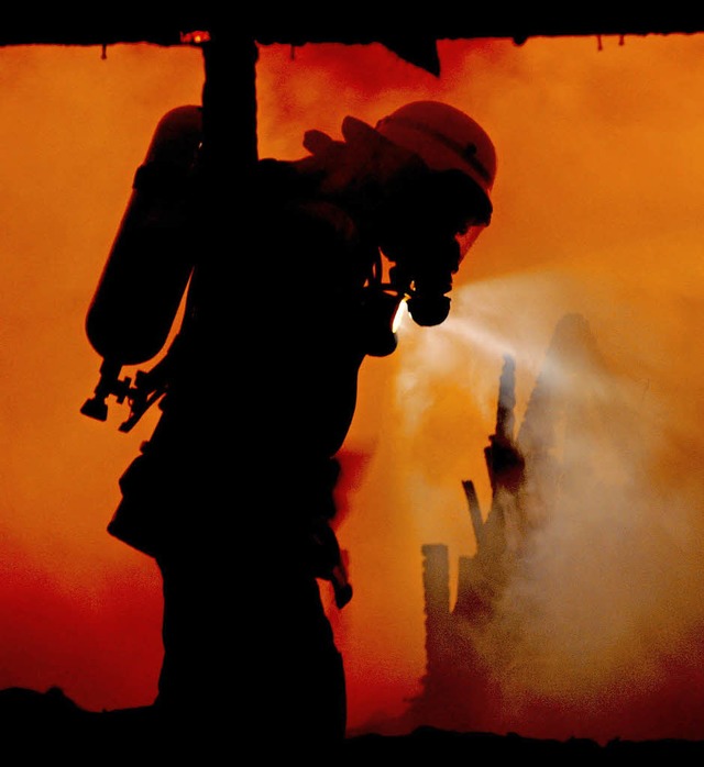 Mehr Atemschutzgertetrger sollte die...er Feuerwehrbedarfsplan unter anderem.  | Foto: dpa