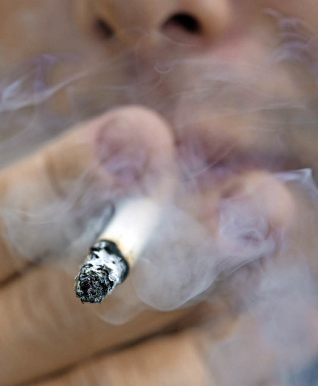 Wer vier bis sechs Wochen vor einer Op...hte Raucher-Risiken deutlich senken.   | Foto: dpa