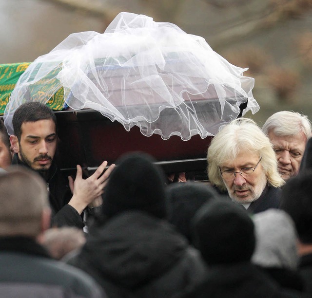 Tugces Sarg auf dem Weg zum Grab &#821...t Volker Bouffier (rechts) ist dabei.   | Foto: dpa