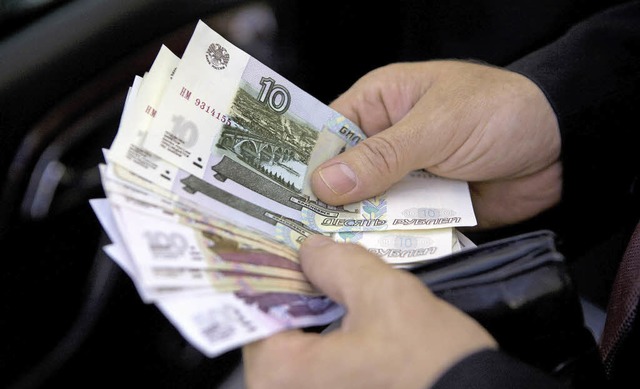 Der Rubel schwchelt: Im vergangenen Jahr hat er 30 Prozent an Wert verloren.   | Foto: DPA