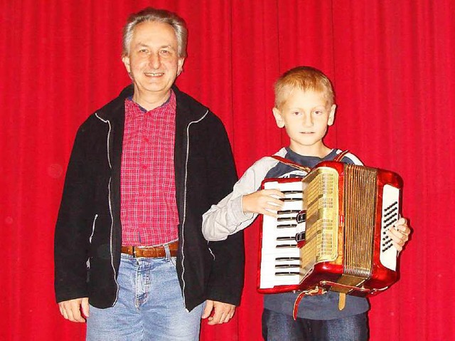 Patrik Levizki mit seinem Akkordeonlehrer Elmar Schopferer   | Foto: Privat