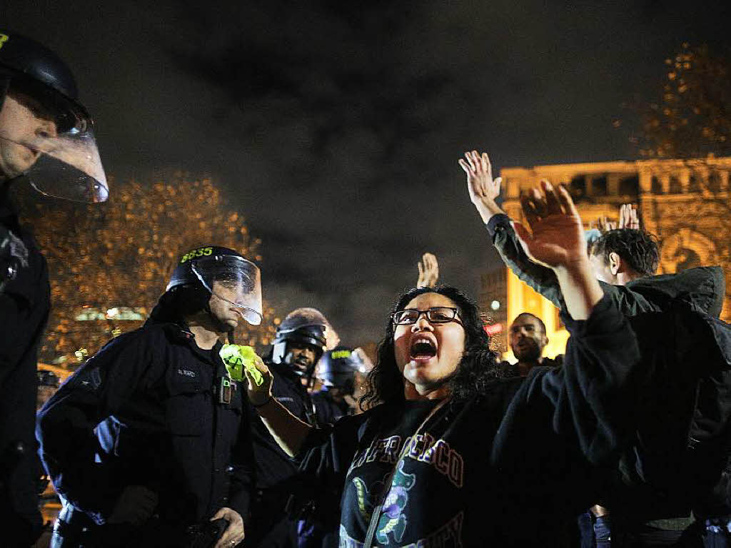Tausende zogen in der vergangenen Nacht durch die Straen amerikanischer Grostdte, um gegen die Entscheidung des Gerichts zu protestieren.
