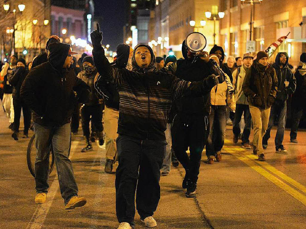 Tausende zogen in der vergangenen Nacht durch die Straen amerikanischer Grostdte, um gegen die Entscheidung des Gerichts zu protestieren.