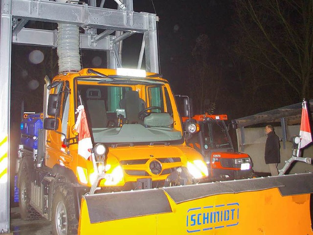 Das neue Mehrzweckfahrzeug steht einsatbereit unter dem neuen Salzsilo.  | Foto: Rolf Reimann