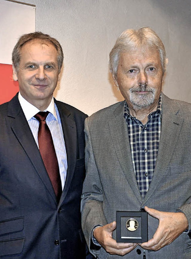 Innenminister Reinhold Gall (links) b...lker Siehr die Willy-Brandt-Medaille.   | Foto: Rainer Ruther