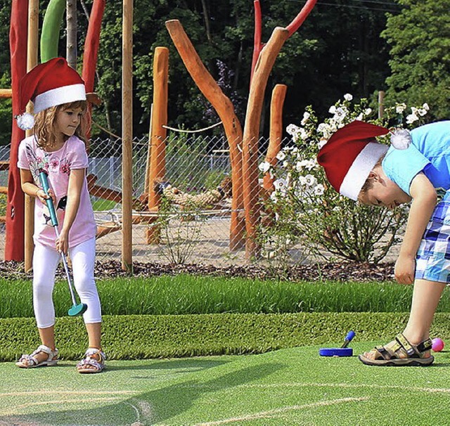 Am Wochenende wird auf dem  Green im B...ark mit der Zipfelmtze Golf gespielt.  | Foto: MONTAGE: KBG