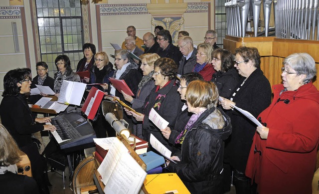 Der mit Sngerinnen und Sngern aus We...rons der St. Konrad Kirche in Weizen.   | Foto: Noeske