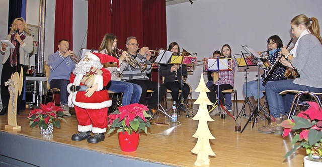 Die Stadtmusik erfreute die Anwesenden...e Schfer fhrte durch den Nachmittag.  | Foto: Jutta Binner-Schwarz