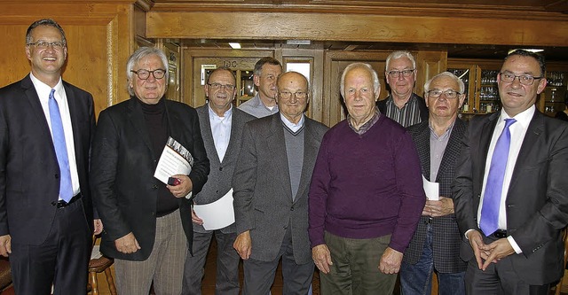 Bei den Ehrungen (von links): Matthias...sabgeordneter der CDU Marcel Schwehr.   | Foto: Ernst-Hubert Bilke