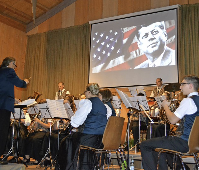 Beim Jahreskonzert des Musikvereins Ge...Kennedy (1917 &#8211; 1963) gewidmet.   | Foto: Paul Berger