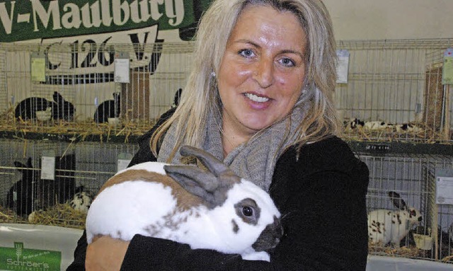 Kuschelige  Kaninchen: Gisela Teuber mit Langohr  bei der Lokalschau 2012   | Foto: Tolsdorf