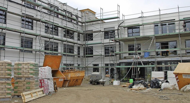 Mit Riesenschritten voran geht der Bau des Stella-Vitalis-Pflegeheims.   | Foto: Herbert Frey