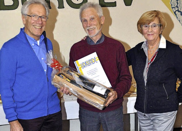 Walter Zimmermann (Mitte) ist seit sto...) und Renate Buchwert vom ltestenrat.  | Foto: privat