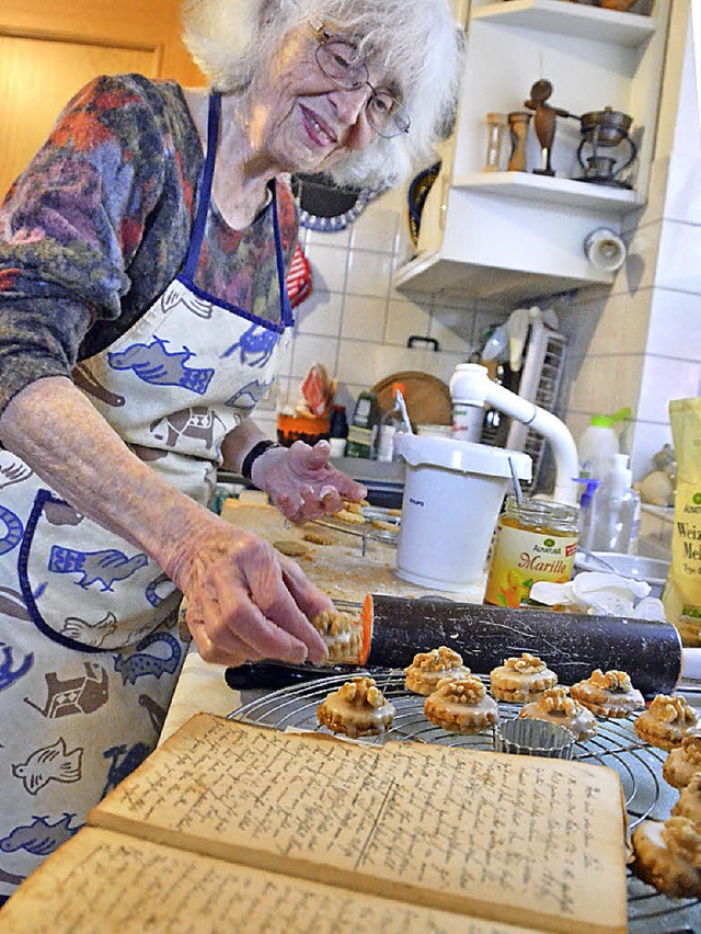 Irma Mellein backt mit dem Kochbuch ihrer Mutter.  | Foto: Fillisch