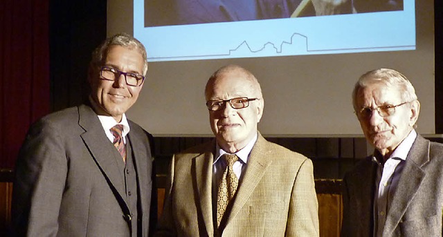 Hans Philipp (Mitte) hat die Brgermed...nen Jahres, Hermann Vollmer (rechts).   | Foto: weizenecker