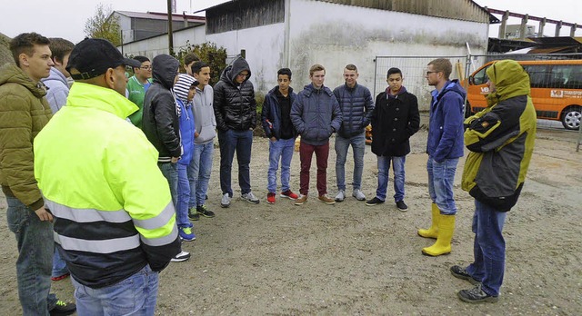 Beim Kieswerk: Schler der Theodor-Heu...s (Zweiter  von rechts) von Vogel-Bau   | Foto: schule