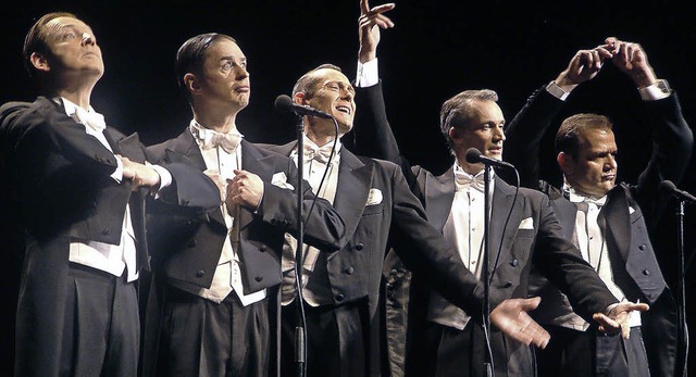 Die Berlin Comedian Harmonists boten im Burghof ein Best-of-Programm.   | Foto: Roswitha Frey