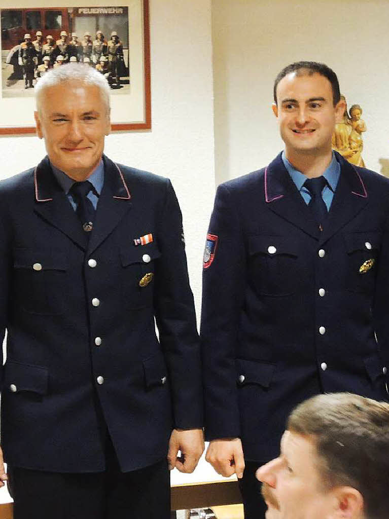 Biederbachs neuer Feuerwehrkommandant Tobias Klausmann (rechts) und sein Vorgnger Bernhard Jgle.