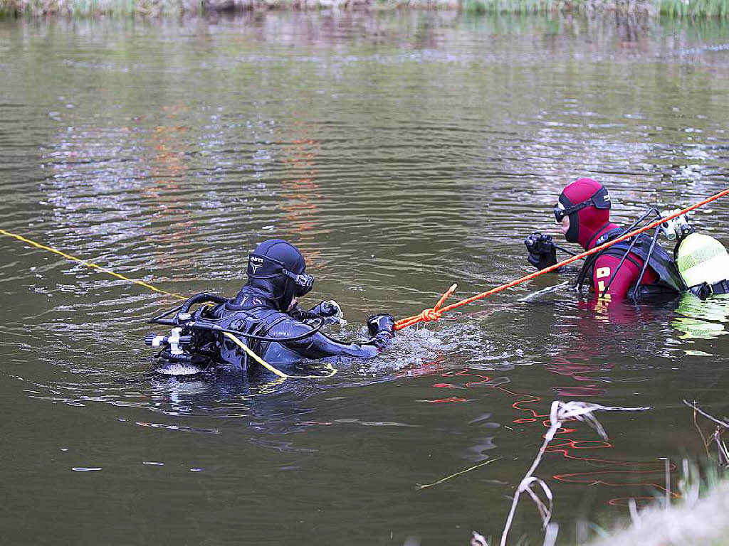 Die Suche nach der Tatwaffe zum Mord in Biederbach  wurde durch Taucher untersttzt.   Mit dabei waren mehrere Leute von der DLRG, im Einsatz unter Wasser  im Scharmattensee waren fnf Taucher.  Auerdem wurden zwei Fischweiher abgesucht.