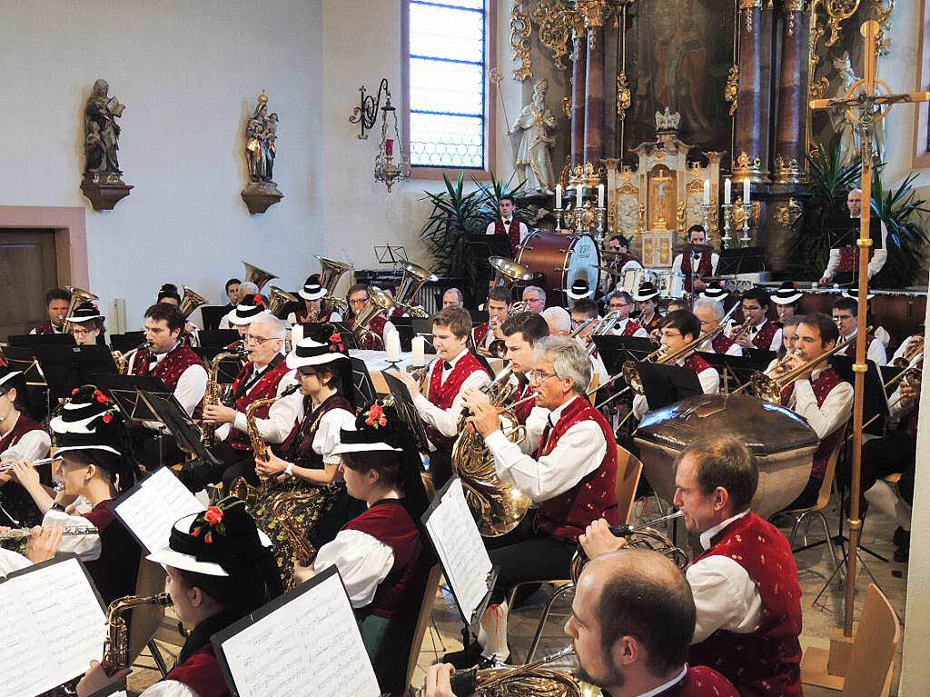 Ein Altarraum voller Musiker : Das rund 70-kpfige Orchester des Musikvereins Biederbach bei seinem ersten Kirchenkonzert.