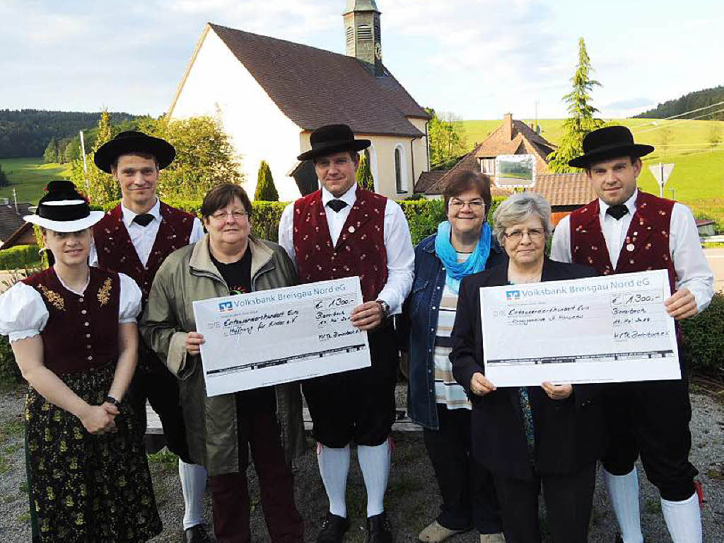 Die Trachtenkapelle Biederbach spendete je 1300 Euro an den Pfarrgemeinderat Oberbiederbach und den Verein „Hoffnung fr Kinder“.