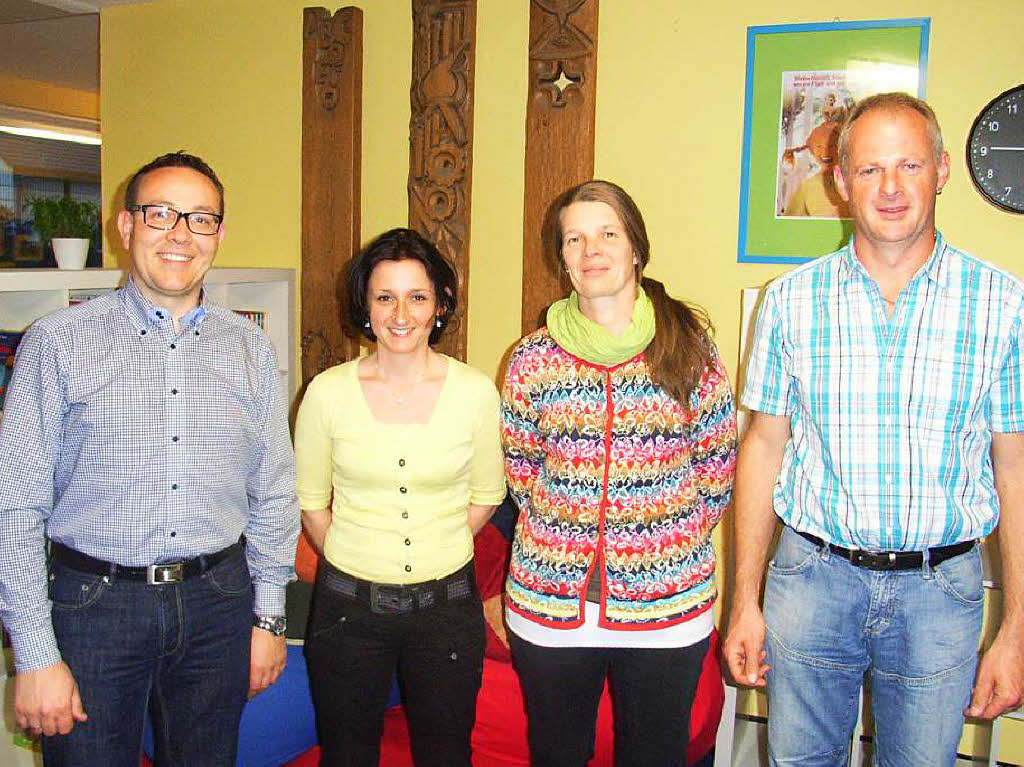 Vorsitzender Bernhard Meier (rechts) freute sich ber neue Beisitzer im Frderverein der Grundschule Biederbach: Achim Disch, Manuela Schultis, Nicole Weis.