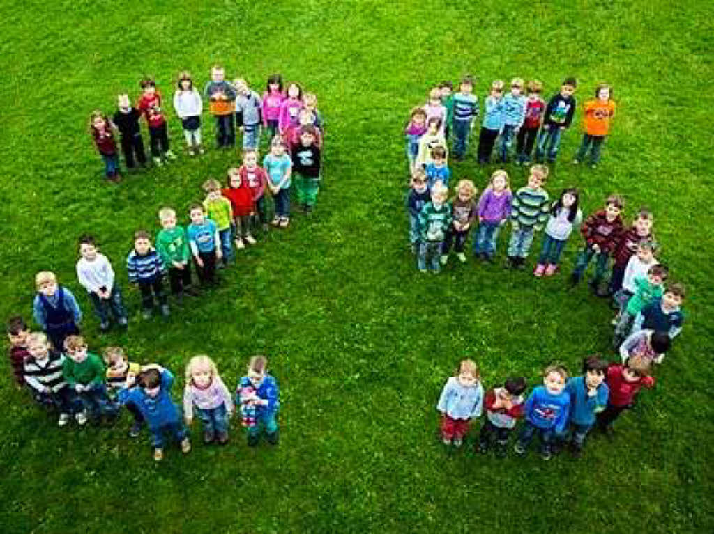 Zur Feier des Tages haben sich die Kinder vom Kindergarten St. Martin zur Zahl 25 aufgestellt.