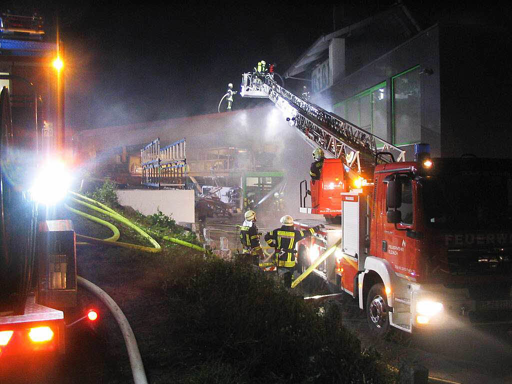 In einem Holz- und Spnelager der Firma „Riler Fensterbau“ war  ein Brand ausgebrochen.