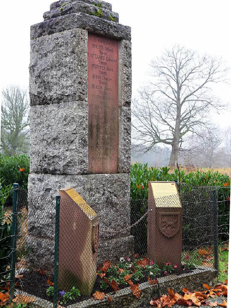 Elf Elssser wurden nach Offenburg ins Gefngnis gebracht. Als Im Dezember die franzsische Armee bei Raststatt stand, wurden sie auf den Thalebuckel gefahren und ermordet. An der Stelle, wo sie starben, erinnert dieser Gedenkstein.