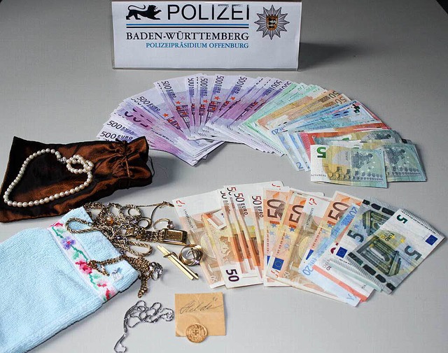 Geld und schmuck im Wert von zusammen 200.000 Euro wurden erbeutet.  | Foto: polizei