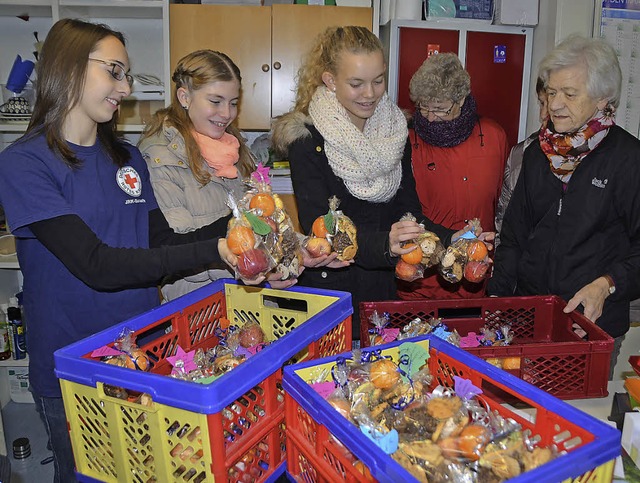 Endingen. Die Jugendrotkreuzler bei de...spltzepckchen an die Endinger Tafel.  | Foto: Roland Vitt