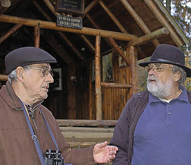 Jean-Paul Bruckert (links) und Hans-Pe...rbliebenen pflegt, an der Waldkapelle.  | Foto: Ralf Burgmaier