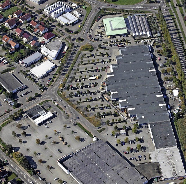 Das Fachmarktzentrum in Mietersheim wi...lle (unten im Bild) abgerissen werden.  | Foto: Christoph Breithaupt