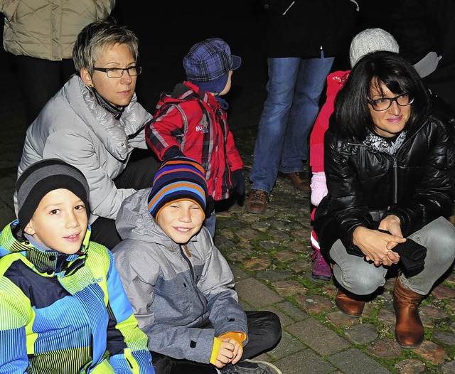 Der lebendige Adventskalender hat sich...groe und kleine Besucher entwickelt.   | Foto: axel fleig