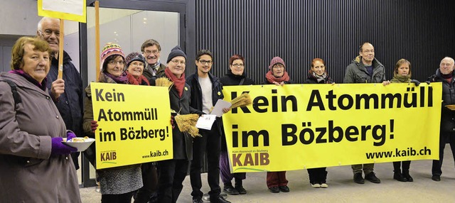 Mit Transparenten  marschierte der  Verein Kein Atommll im Bzberg (KAIB) auf.  | Foto: AZ