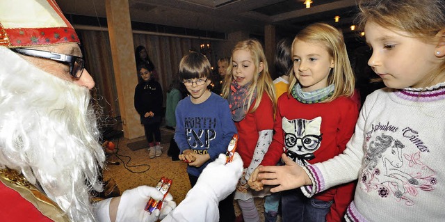 Mit Scholoade, Nssen und Mandarinen ...eier fr Kinder, Eltern und Groeltern  | Foto: Markus Zimmermann               