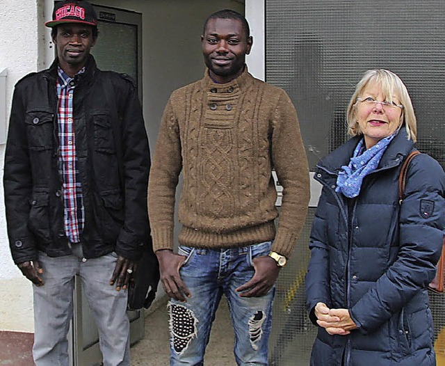 Zwei der neuen Flchtlinge vor der Neu...oll das ganze Gebude genutzt werden.   | Foto: horst david/ Herbert binninger