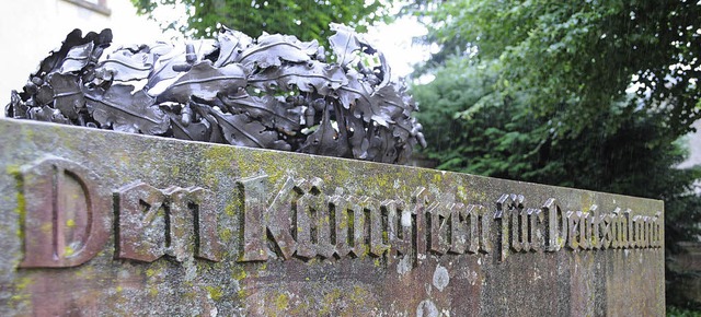 Der Stahlbehlter mit Schriften Hitler...gt wird. Das  Denkmalamt prft jetzt.   | Foto: Robert Bergmann