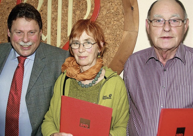 Martin Kickhfen (links), Vorsitzender... ehrte  Gisela Wilms und Gnter Senn.   | Foto: Heiner Fabry