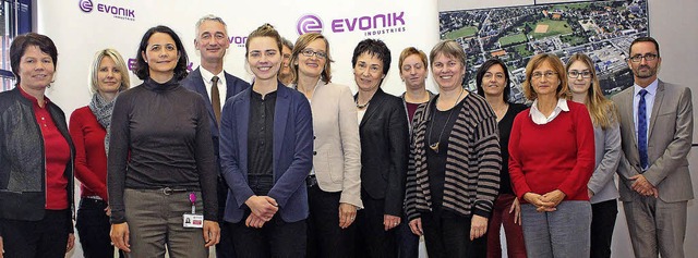 Die  Workshopgruppe mit Evonik-Standortleiter Peter Dettelmann   | Foto: ZVG