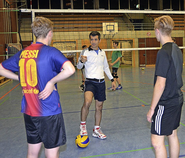 Sieht nur aus wie beim Fuball: Nima A... trainiert beim VC Minseln Volleyball.  | Foto: Danielle Hirschberger