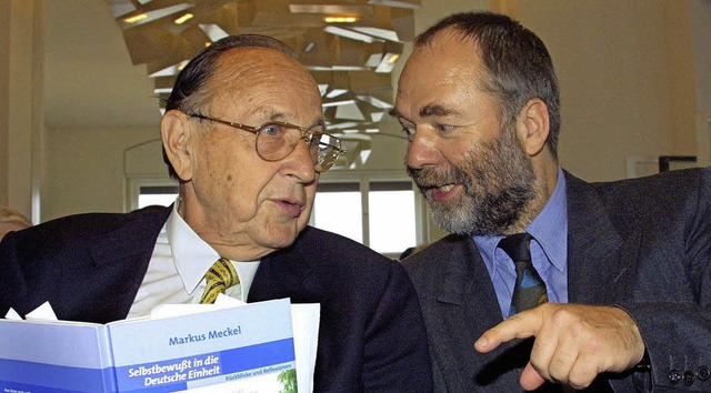 Markus Meckel (rechts)  zusammen mit d...r Hans-Dietrich Genscher im Jahr 2001   | Foto: dpa