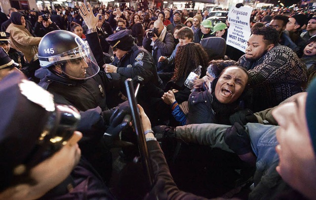 Erneut demonstrierten in der Nacht auf... viele New Yorker gegen Polizeigewalt.  | Foto: dpa