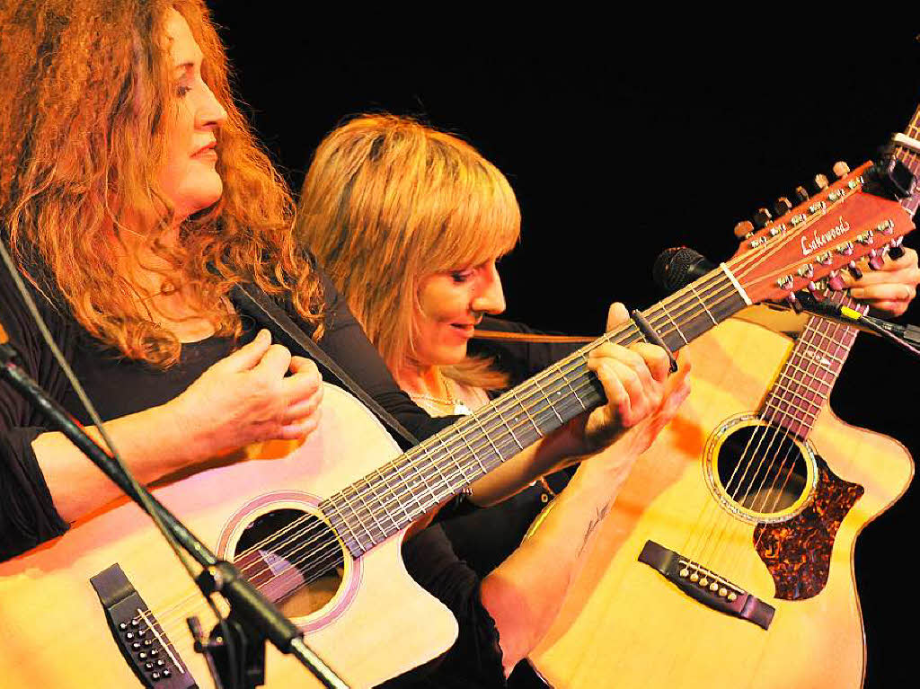Auch zwei Frauen mit Akustikgitarren knnen rocken, was das Zeug hlt...