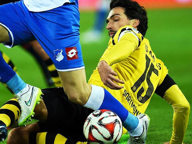 Mhsamer Kampf lohnt: Mats Hummels (hi...as BVB-Team geben die rote Laterne ab.  | Foto: AFP