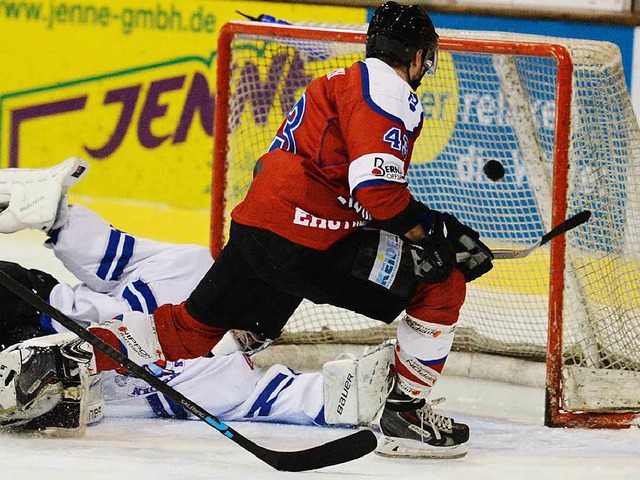 Wittfoth zum 4:1 fr den EHC. Aber das...en Freiburgern noch lange nicht genug.  | Foto: Patrick Seeger