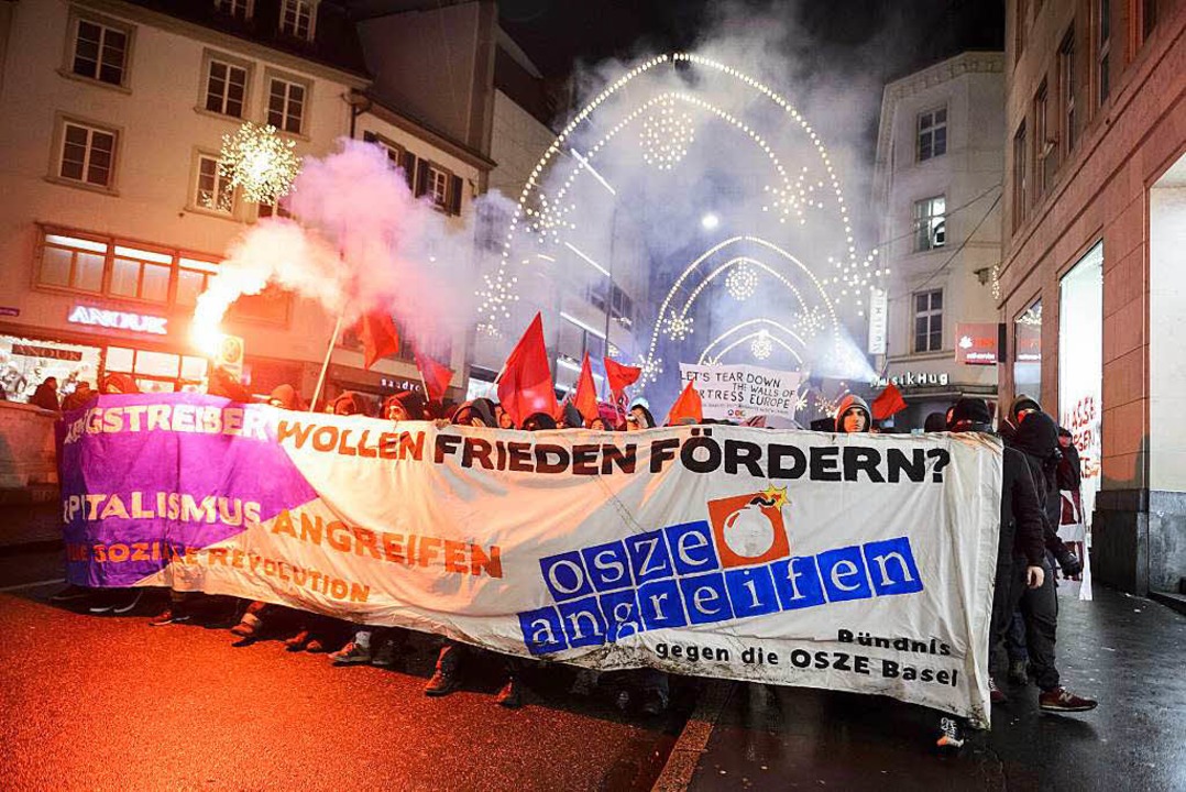 Demonstranten zogen nach Abschluss der...erenz zunächst friedlich durch Basel.   | Foto: AFP